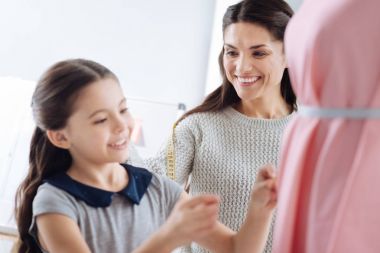 Mutluluk pozitif kadın kızı dikmek için öğretim