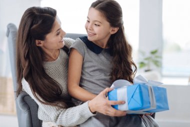 Pozitif güzel kadın bir hediye hazırlanıyor