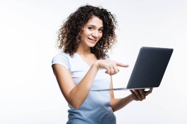 Laptop işaret hoş kıvırcık saçlı kadın