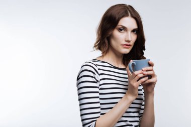 Bir fincan kahve tutan güzel auburn saçlı kadın