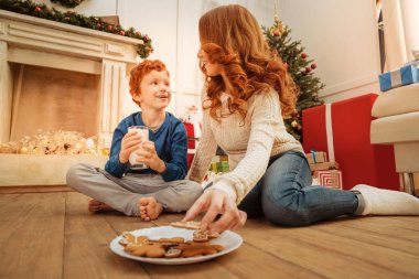 Sevgi dolu bir anne ve oğlu birlikte Noel sabahı harcama