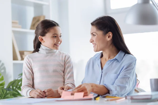 Alegre mujer encantada mirando a su hija — Foto de Stock