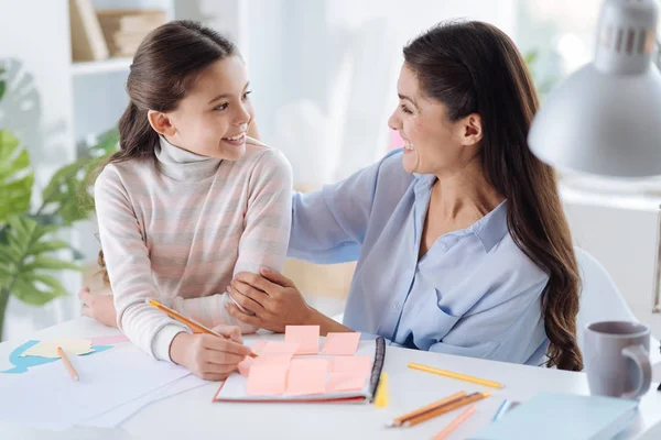 Alegre feliz chica haciendo su casa asignación — Foto de Stock