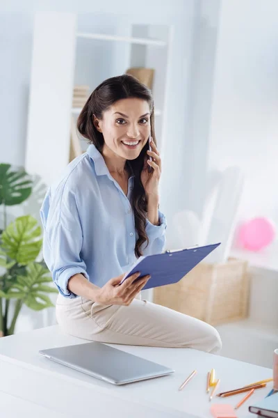 Alegre mujer de negocios inteligente estar en el trabajo — Foto de Stock