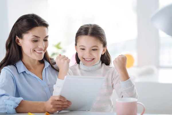 Feliz chica alegre diciendo que sí — Foto de Stock