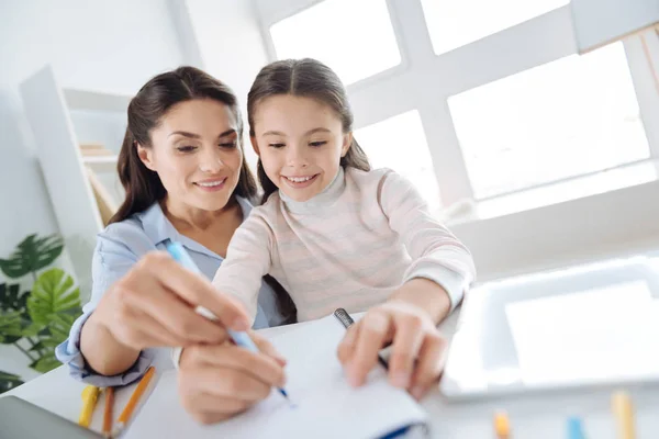 Blij slimme vrouw haar dochter helpen — Stockfoto