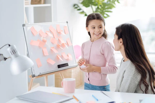 Positive süße Mädchen bei der Vorbereitung eines Projekts — Stockfoto