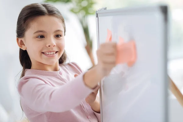 Feliz chica alegre sosteniendo una nota adhesiva — Foto de Stock