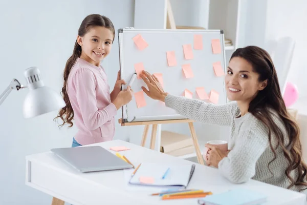 Agradable mujer alegre tomando una nota adhesiva —  Fotos de Stock