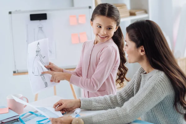 Intelligentes nettes Mädchen zeigt auf das Bild — Stockfoto