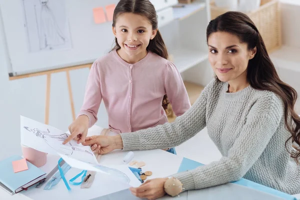 Bonita madre e hija positiva mirándote — Foto de Stock