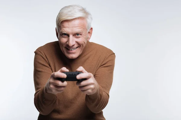 Emocionado hombre mayor jugando videojuego — Foto de Stock