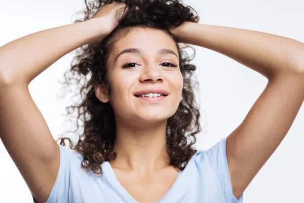 Nahaufnahme einer lockigen Frau, die ihr Haar hochhebt — Stockfoto