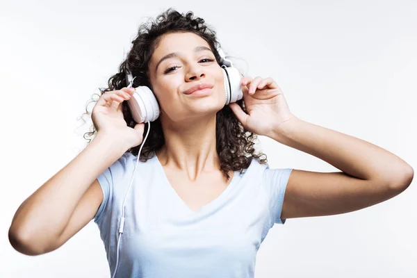 Vrolijke vrouw favoriete nummers beluisteren en glimlachen — Stockfoto