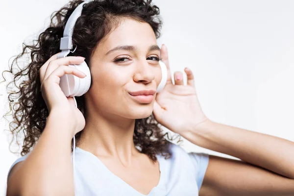 Okouzlující žena, poslouchá hudbu a našpulené — Stock fotografie