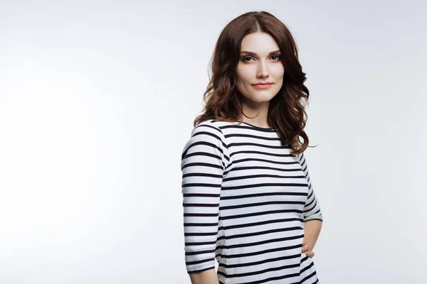 Vakker kvinne i stripete genser poserer – stockfoto