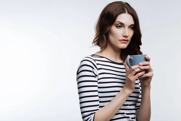 Moe auburn-haired vrouw koffie drinken — Stockfoto
