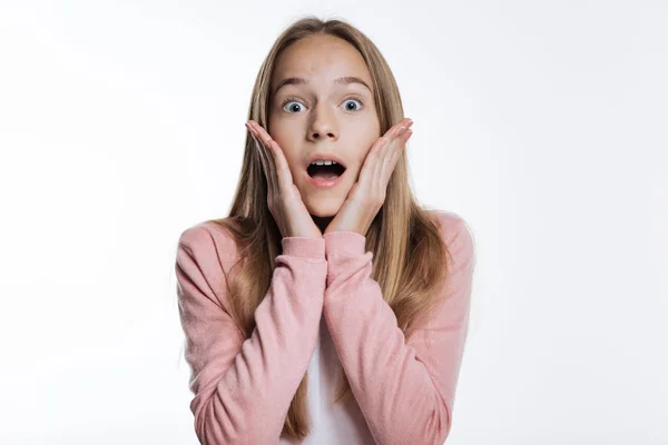 Adolescente chica presionando las palmas de las manos a la cara y gritando — Foto de Stock