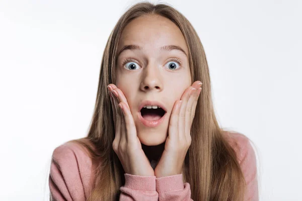 Fechar-se de menina adolescente bonita gritando de medo — Fotografia de Stock