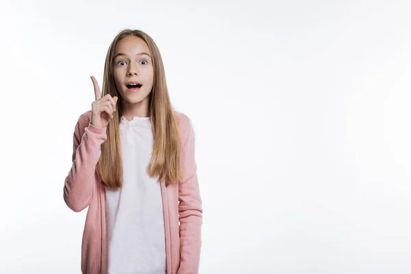 Menina adolescente bonita levantando o dedo ter ideia — Fotografia de Stock
