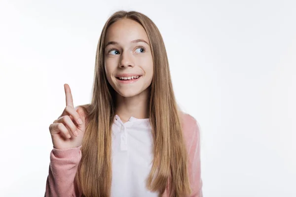 Sonriente adolescente apuntando hacia arriba con su dedo —  Fotos de Stock