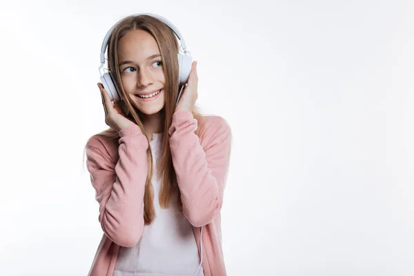 Chica adolescente optimista escuchando música — Foto de Stock