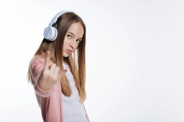 Nastoletnie dziewczyny, słuchanie muzyki i wykazywać oznak rogi — Zdjęcie stockowe