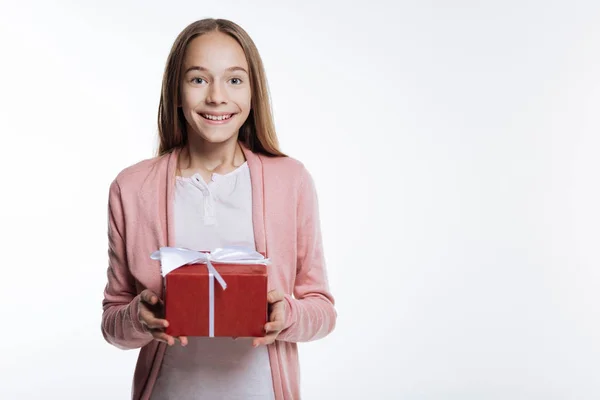 可爱的十几岁女孩拿着一个礼物盒 — 图库照片