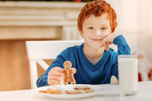 Relaxado encaracolado criança apreciando o café da manhã de Natal — Fotografia de Stock