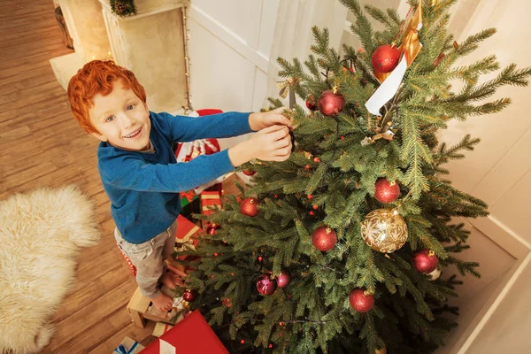 Emocionado jengibre chico decorando árbol de Navidad — Foto de Stock