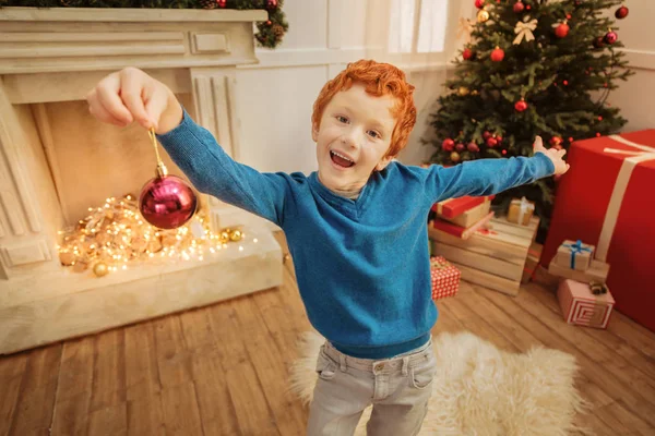 Boldog vöröshajú gyerek szórakozik, és vigyorogva nagyjából — Stock Fotó