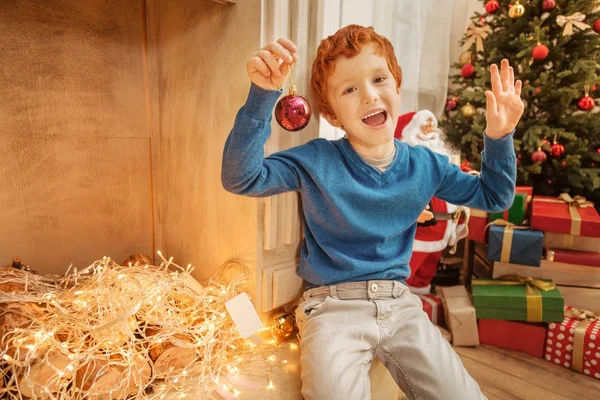 Emocionado niño preadolescente disfrutando de la preparación de Navidad en casa — Foto de Stock