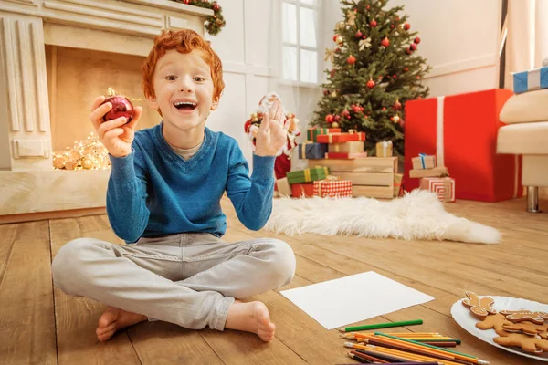 Radieux petit garçon profitant des vacances de Noël à la maison — Photo