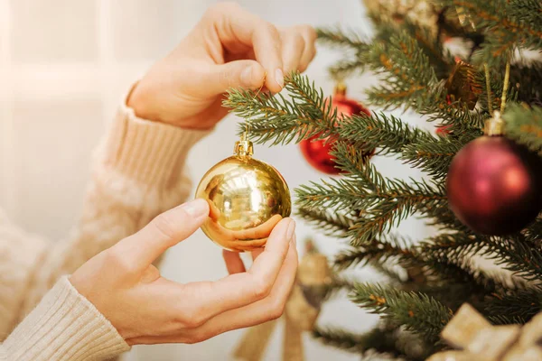 Närbild av kvinna dekorera trädet till jul — Stockfoto