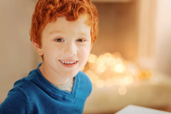 Criança ruiva adorável sorrindo amplamente na câmera — Fotografia de Stock