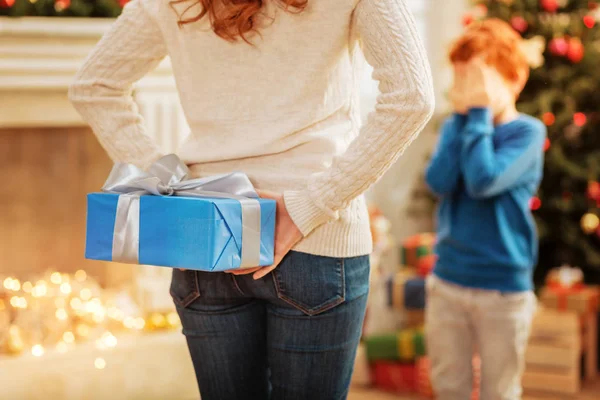 Señorita madura consciente sorprendente pequeño hijo con regalo de Navidad — Foto de Stock