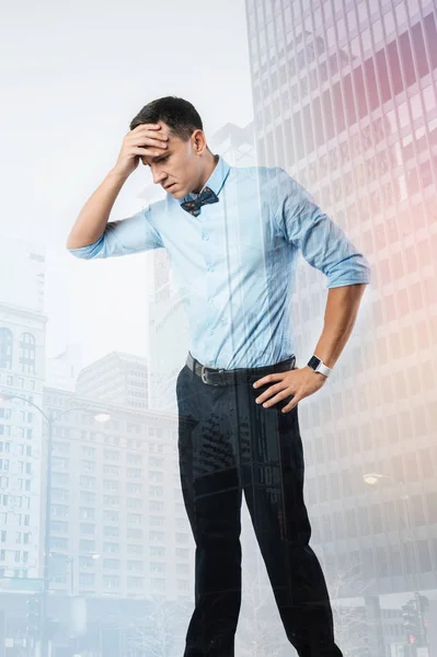 Hombre guapo infeliz mirando hacia abajo — Foto de Stock