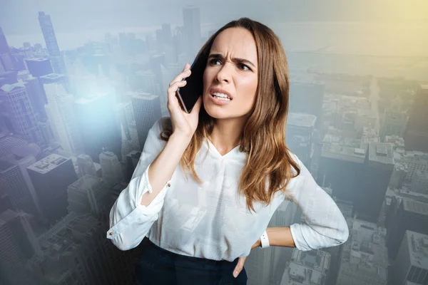 Mujer infeliz y alegre hablando por teléfono — Foto de Stock