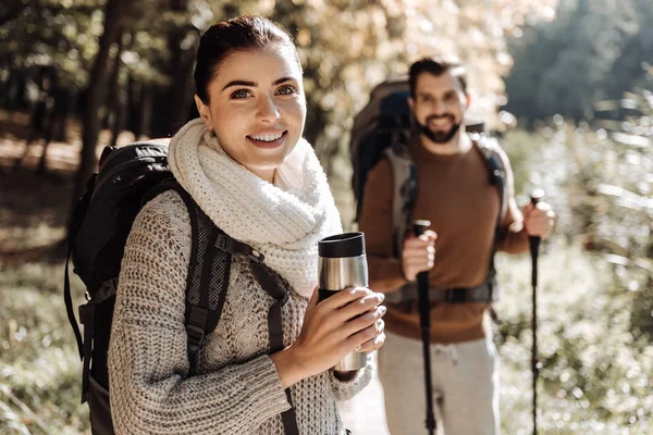 Gros plan de femme adorable avec une bouteille thermos — Photo