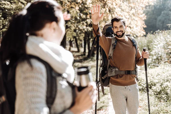 Homme souriant agitant la main — Photo