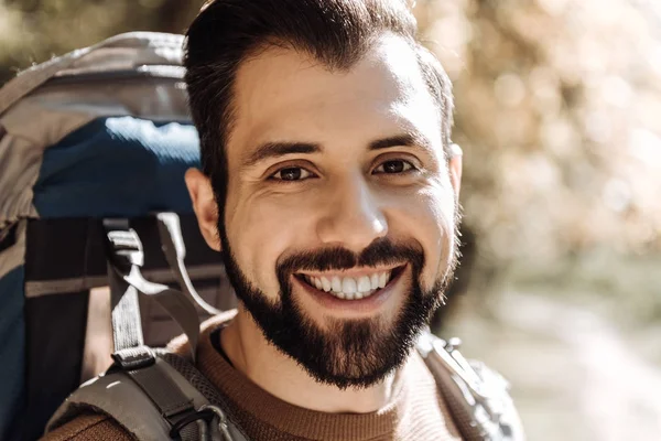 Close up of smiling bearded tourist — Stock Photo, Image