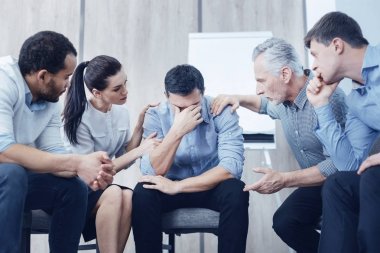 Onların arkadaş oturan ciddi iş arkadaşları