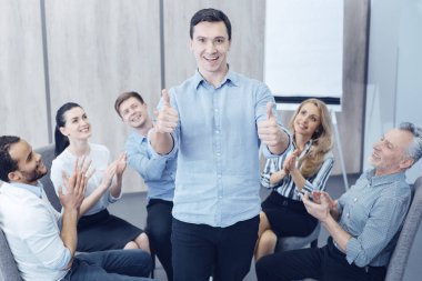 Başparmaklarını kadar yükselterek çekici esmer adam
