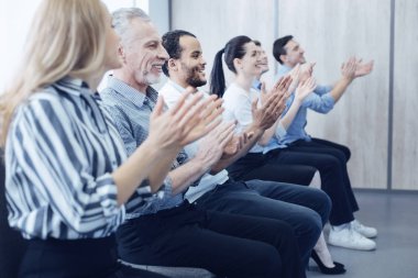 Mutlu insanlar duygu mutluluk eğitimi