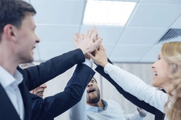 Empresarios encantados tocando manos — Foto de Stock