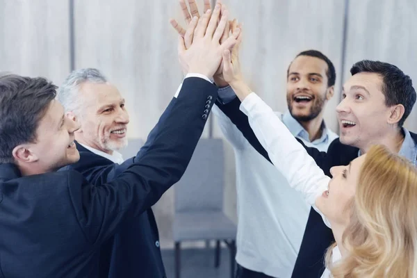 Positieve kantoorpersoneel bezoeken teambuilding opleiding — Stockfoto