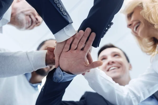 Imagen de ángulo bajo de personas sonrientes — Foto de Stock