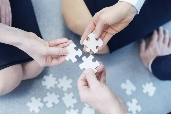 Primo piano delle mani che tengono i puzzle — Foto Stock