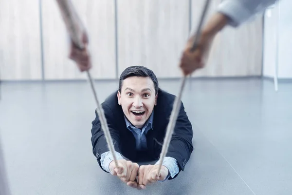 Portret van grappige man die tijd doorbrengen met plezier — Stockfoto