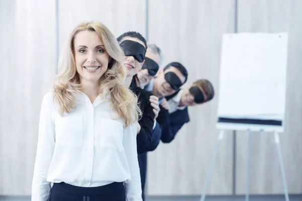 Attraktive Geschäftsfrau steht im Vordergrund — Stockfoto